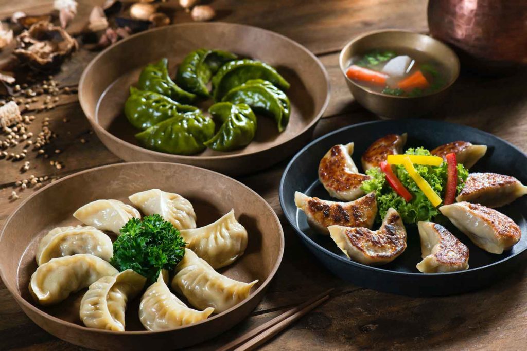 cuisine du monde: image d'un repas asiatique avec des raviolis chinois
